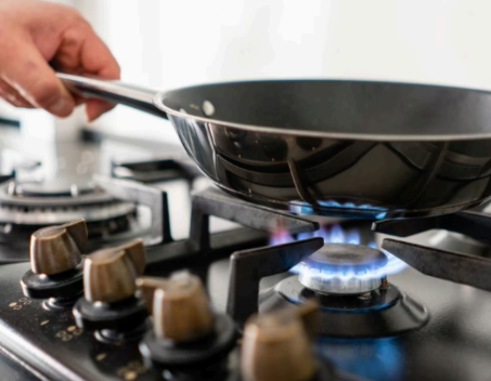 Gas stove with pan